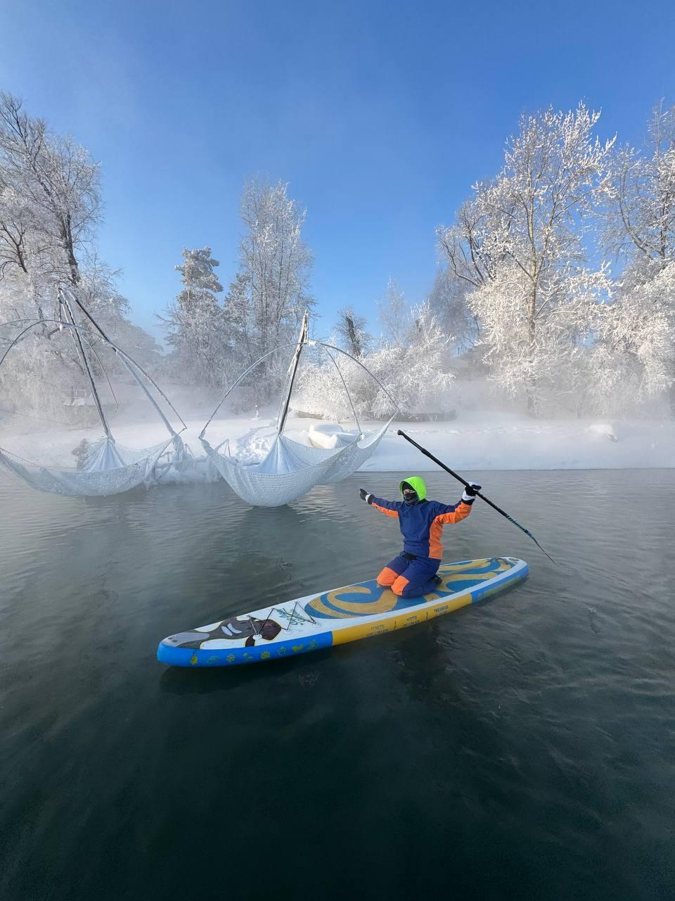 Фото Новосибирцы устроили массовый заплыв на сапах в мороз –26 градусов: 20 леденящих кадров 10